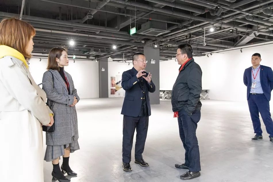 Read more about the article 集团新闻 | 走出会议厅 现场听声音：中闵集团管理层一行走访调研虹桥美术馆及酒店项目